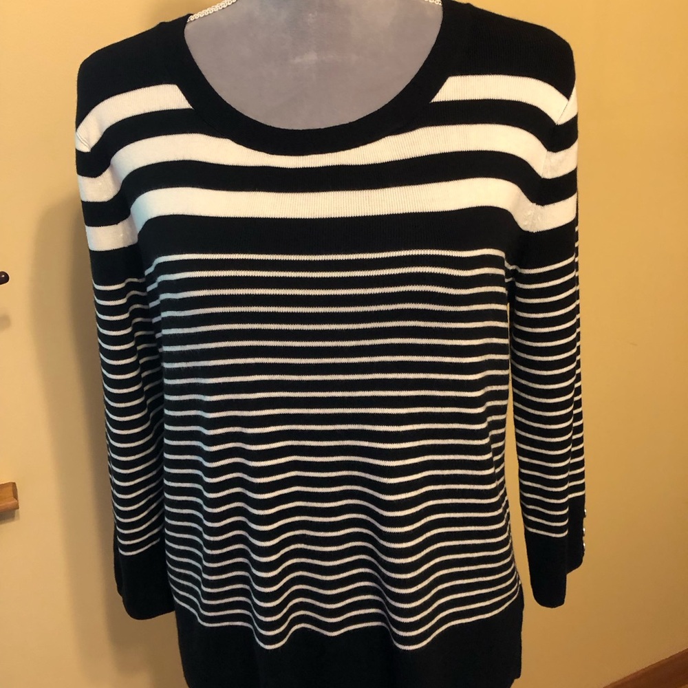 Size LP three-quarter sleeve black and white striped shirt.